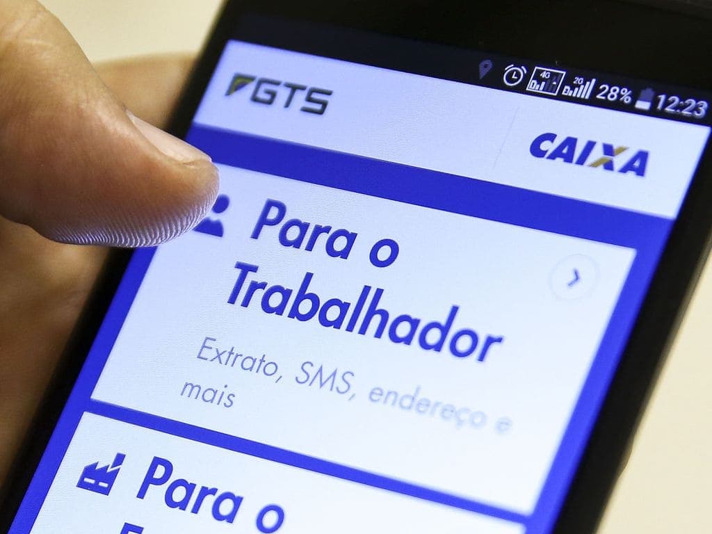Como consultar o saldo do FGTS pelo celular?